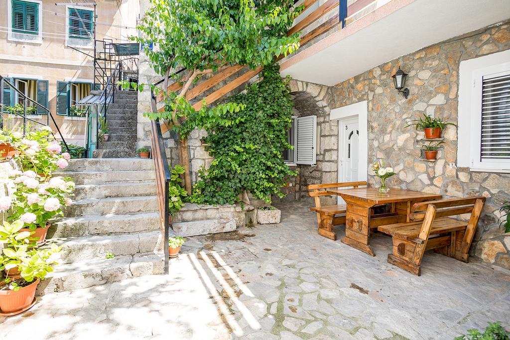 Apartments Sara ฮวาร์ ภายนอก รูปภาพ