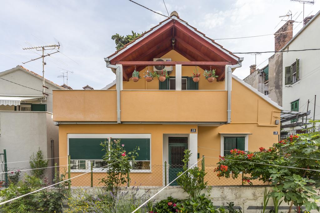 Apartments Sara ฮวาร์ ภายนอก รูปภาพ